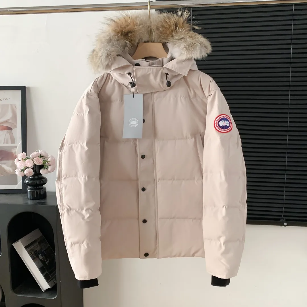 Style number: Y 82 Canada goose/Canada Goose Wyndham M 29 parka down jackets, Authentic original version, you need to compare with Authentic at any time, accessories are all customized from the original factory 💯The fabric is compared to the softness and hardness of Authentic, and can be restored by kneading at will (fabric misunderstanding: fabrics that are not high hardness are waterproof. Only those who buy this year's latest Authentic version will notice the softness and comfort of the fabric) 💯Authentic white duck down synchronized with down, fluffy and not clumping, electronically controlled down filling machine filled with down 💯Customized Authentic YKK military-grade copper core zipper puller, high hardness and no jamming 💯The fur collar is purchased from Western Canada coyote skin and is customized 💯Big goose label, collar label, washed label, tag, zipper cord, pocket label, back label, collar velvet, hook and loop, all details of cuffs are updated simultaneously with Authentic. The best version, the most complete color matching, the fighter in the world 29 battles all kinds of world goods Size: XS-XXL Color: Black red label Black black label Gray red label Gray black label Rice White Navy Blue color